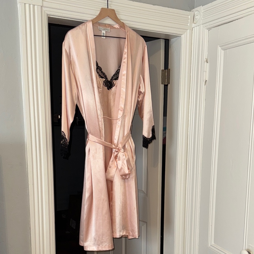 Oscar de la Renta Blush Satin Robe with Black Lace - Picture 3 of 12